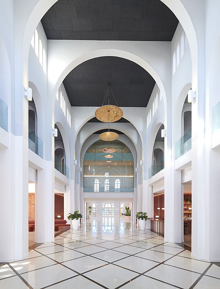 El lobby del hotel con salida directa a la playa de Sant Salvador.