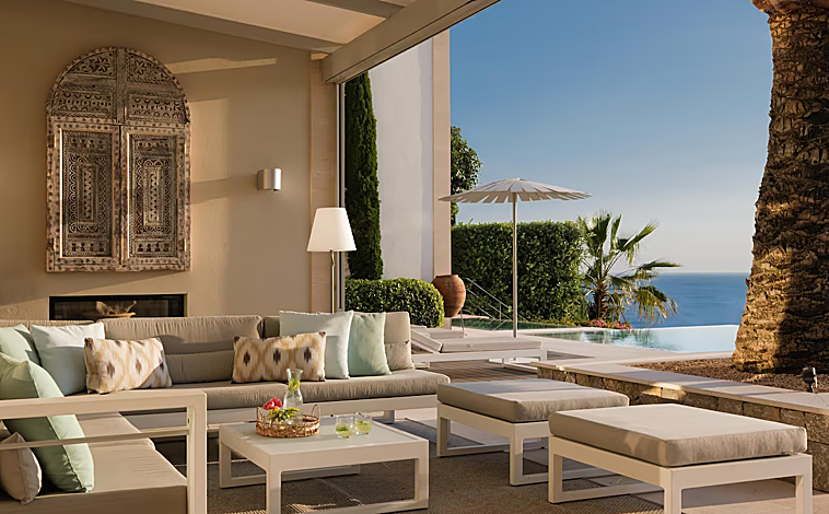 Imagen principal - El exterior está preparado para disfrutar del buen clima de la isla