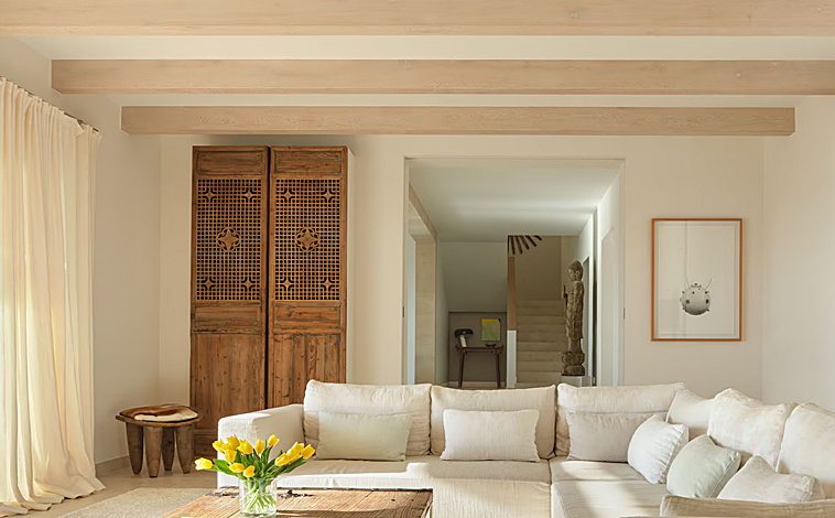 Imagen principal - La sala de estar interior, la cocina y una vista general del espacio exterior de la villa