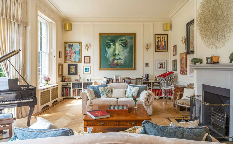 Imagen principal - Una sala de estar, el salón con chimenea y la coqueta cocina