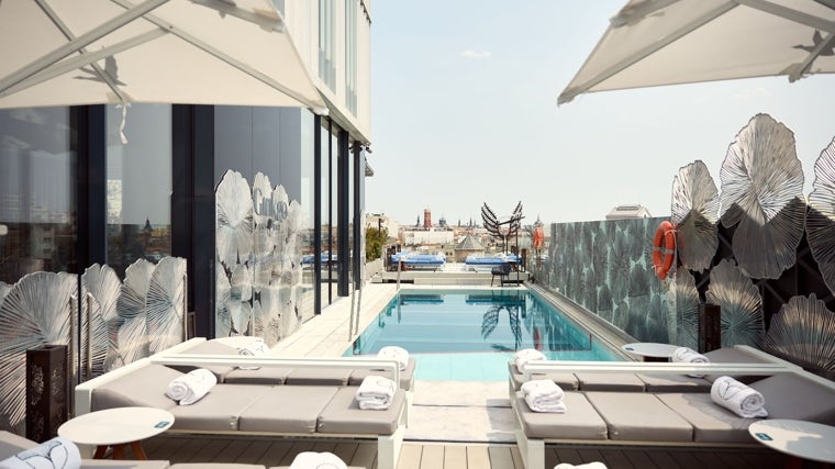 Piscina del hotel VP Plaza España, en la planta 12 y con grandes vistas