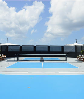 Imagen secundaria 2 - El helipuerto tiene doble función ya que también se utiliza como pista de tenis (abajo a la derecha)