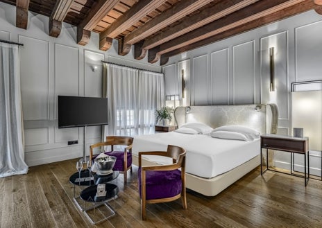 Imagen secundaria 1 - El Patio de los Naranjos, una de las 50 habitaciones del hotel y el patio central donde está la recepción y diversas estancias.