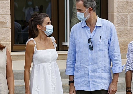 Imagen secundaria 1 - El Rey con guayabera en Cuba en 2011, en Menorca y en Sevilla en 2020