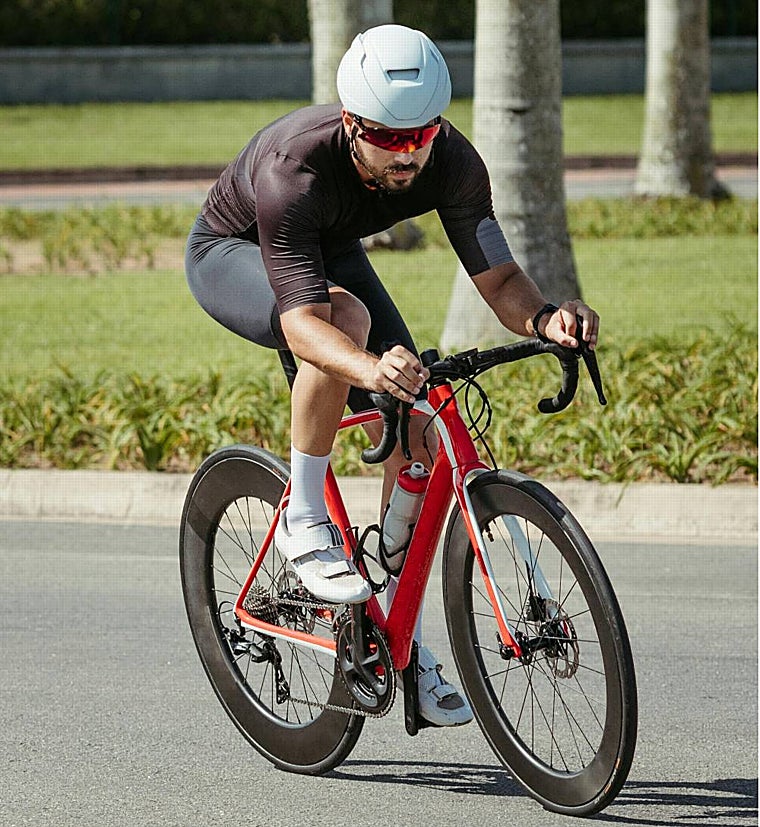 ¿Conviene hacer cardio y pesas el mismo día en el gimnasio?