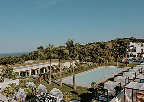 Imagen secundaria 1 - So Sotogrande cuenta con Day Pass tanto en sus piscinas como en La Reserva, donde hay laguna deportiva y playa de arena