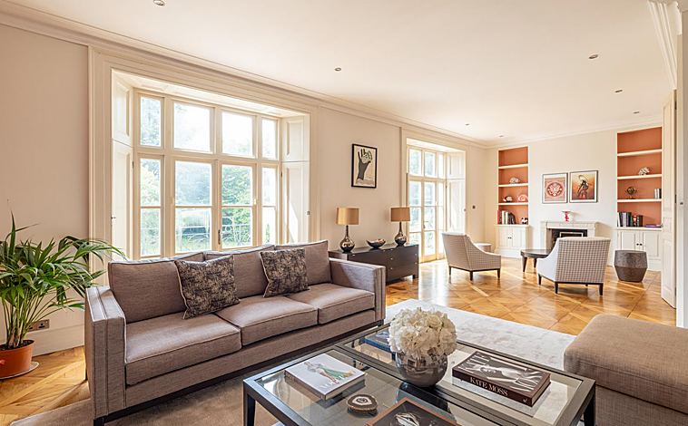 Imagen principal - Salón, baño principal y cocina-comedor