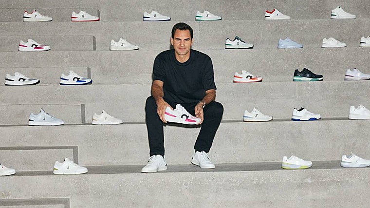 Roger Federer posa con variedad de zapatillas ON