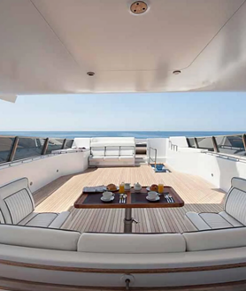 Imagen secundaria 2 - Estas son algunas de las instalaciones del barco como los camarotes o un salón interior y exteror