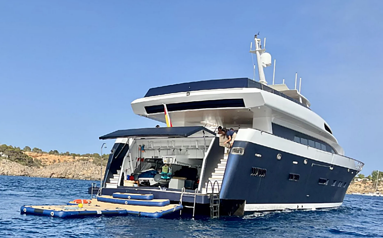 Imagen principal - Todos los equipos para disfrutar en el mar, el puesto de mandos y una zona de descanso exterior