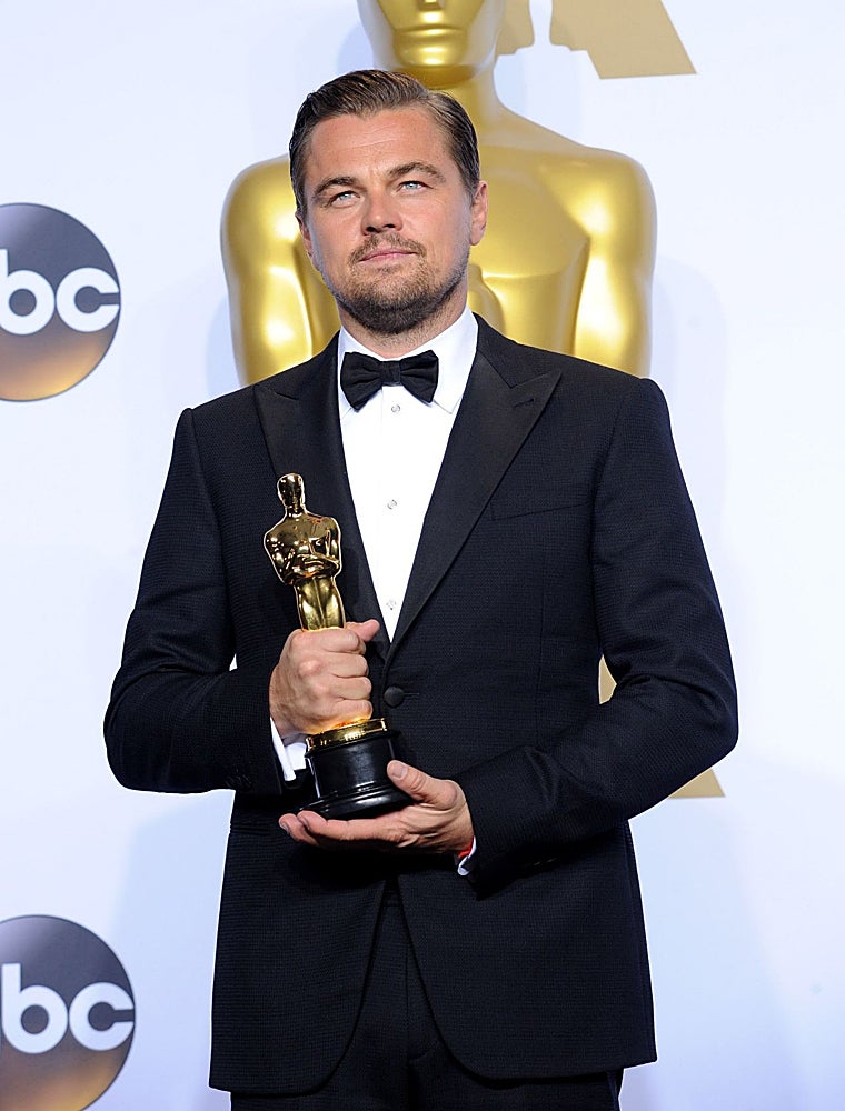 Leonardo DiCaprio recogió el Oscar en 2016 con un traje de Armani.