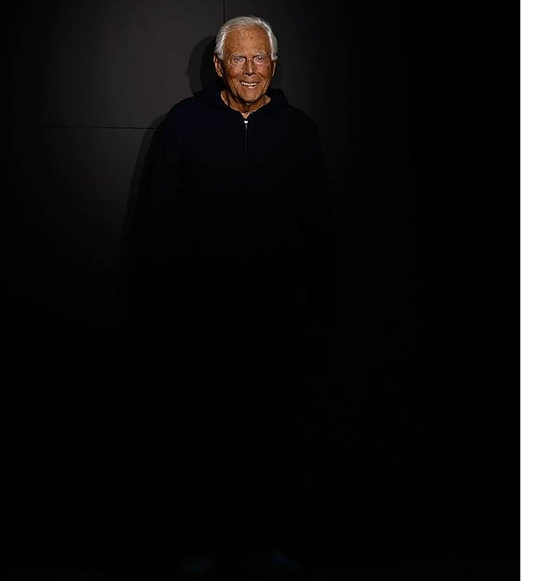 Giorgio Armani al término de uno de sus desfiles en 2024