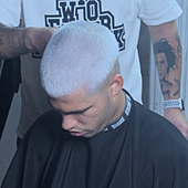 Carlos Alcaraz vuelve a cambiar de look y se suma a la moda tiñéndose de rubio