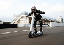 El patinete eléctrico de lujo que corre más que un coche y cuesta 25.000 euros