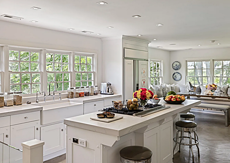 Imagen secundaria 1 - Sala de estar, cocina con área de desayuno y uno de los dormitorios con chimenea
