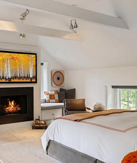 Imagen secundaria 2 - Sala de estar, cocina con área de desayuno y uno de los dormitorios con chimenea