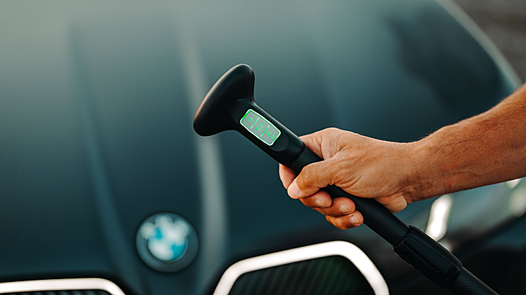 El remo tiene un sistema de Bluetooth que conecta directamente con el motor