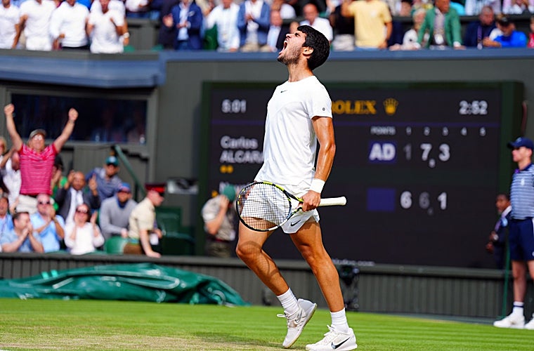 Carlos Alcaraz con la raqueta que ha marcado un nuevo récord mundial.