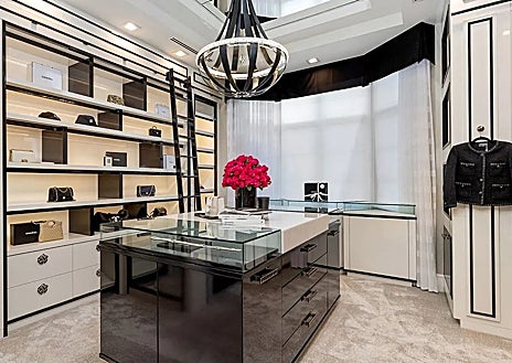 Imagen secundaria 1 - La casa cuenta con una habitación de vinos, y un vestidor decorado como una boutique de Chanel. La cocina es de mármol y madera. 