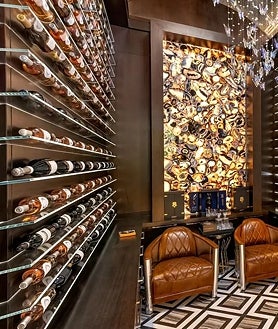 Imagen secundaria 2 - La casa cuenta con una habitación de vinos, y un vestidor decorado como una boutique de Chanel. La cocina es de mármol y madera. 