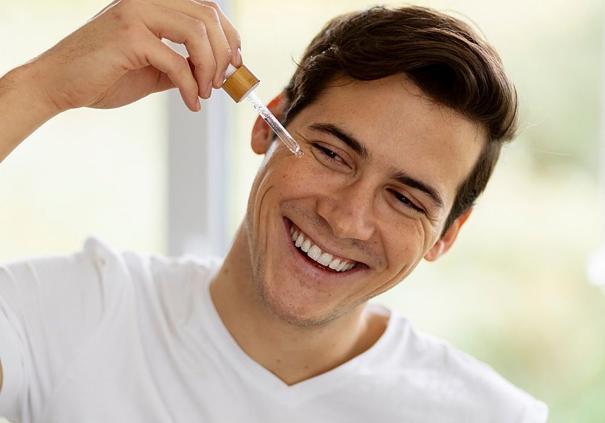 Hombre cuidando la piel.