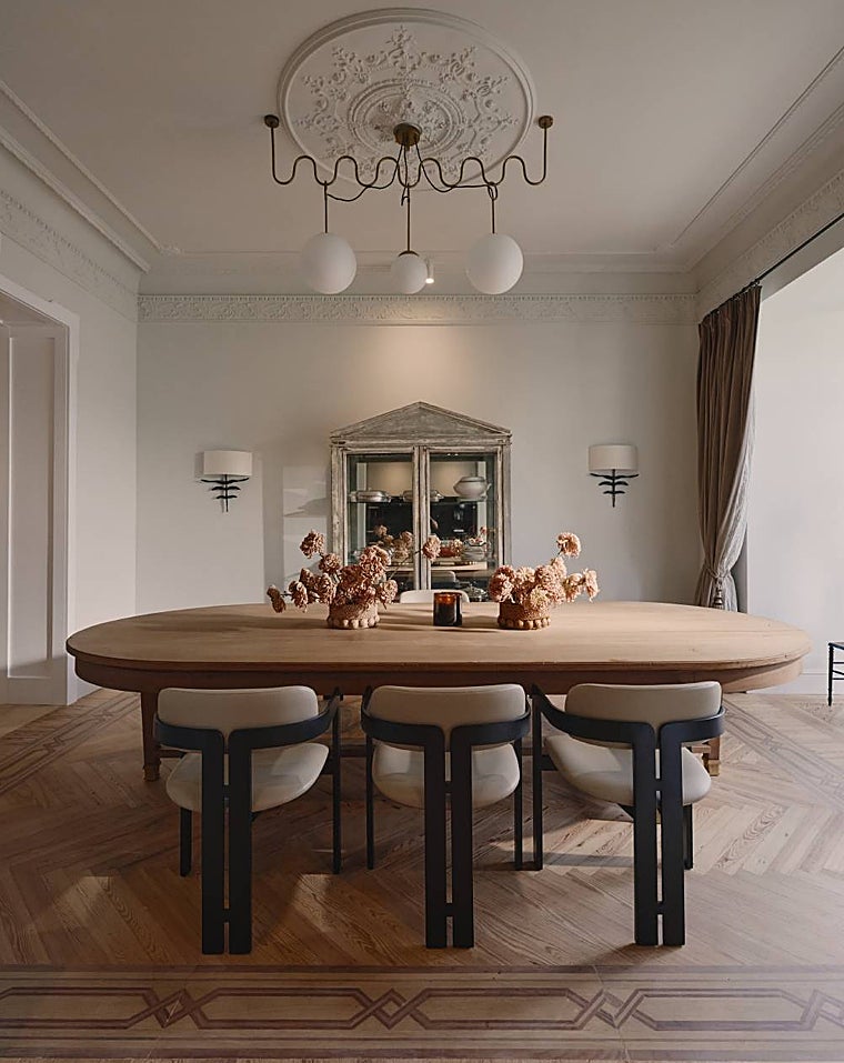 Imagen del salón en el que se aprecia el suelo de la casa