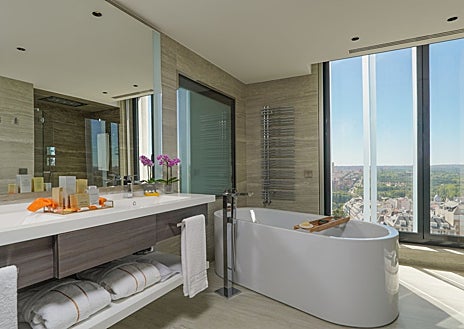 Imagen secundaria 1 - La suite presidencial del hotel y el rooftop. 