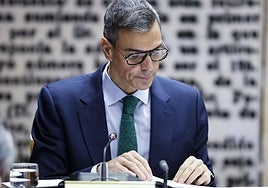 Pedro Sánchez estrena gafas de presbicia en el Senado: son de Christian Dior y cuestan casi 300 euros