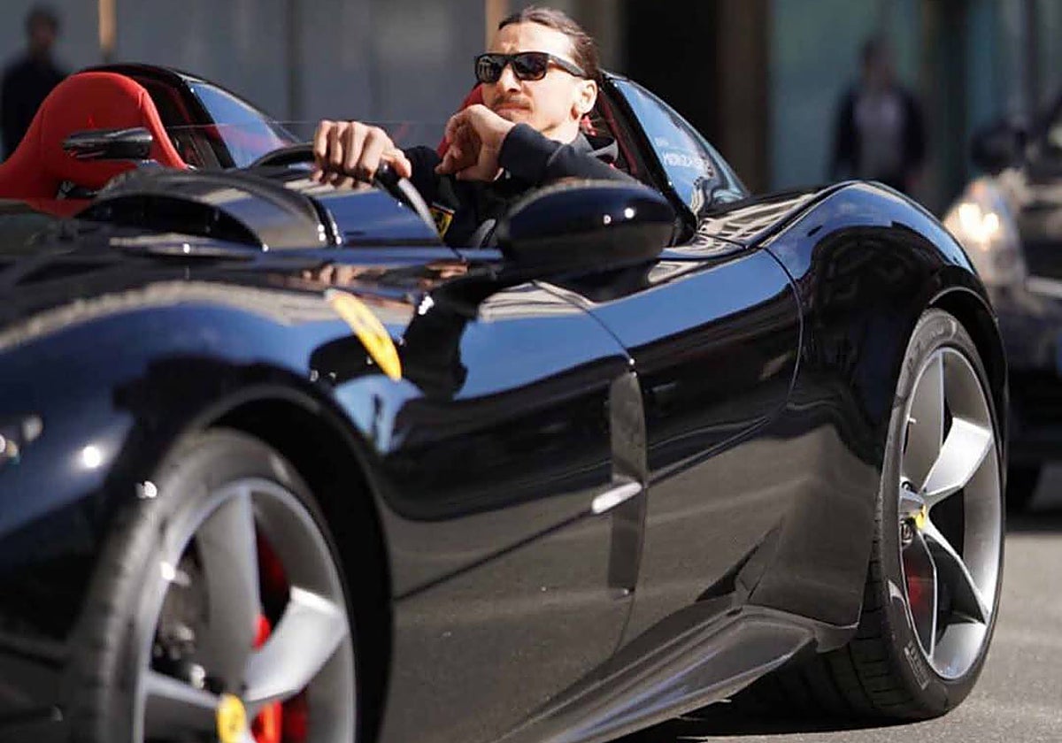 Zlatan Ibrahimovic en uno de sus Ferraris