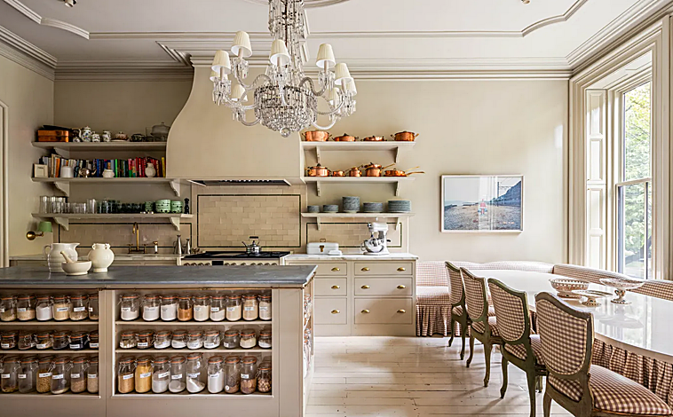 Imagen principal - La cocina, un baño con chimenea y zona de estar y uno de los dormitorios