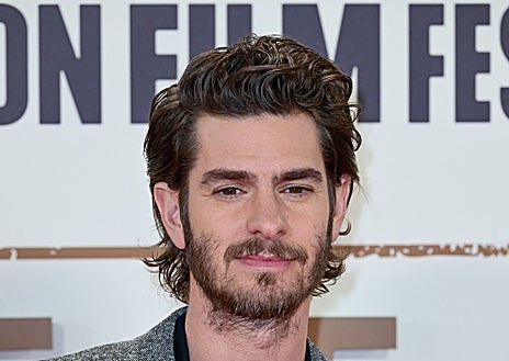 Imagen secundaria 1 - Jonathan Bailey, Andrew Garfield y Jacob Elordi llevan cortes de pelo que son pura inspiración para seguir las tendencias. 