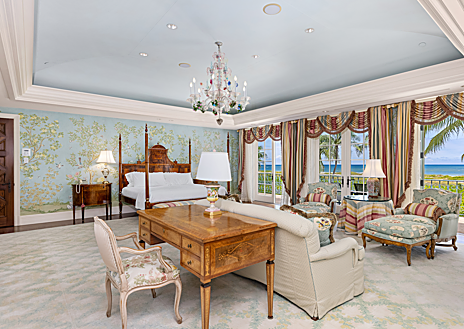 Imagen secundaria 1 - Imagen de uno de los salones, uno de los dormitorios con zona de estar y visitas al mar y la cocina