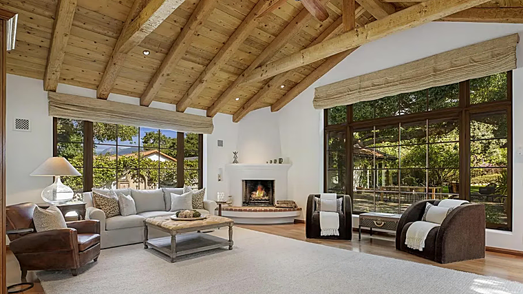 Os destaques incluem tectos altos com vigas de madeira expostas, pisos de madeira e várias lareiras.