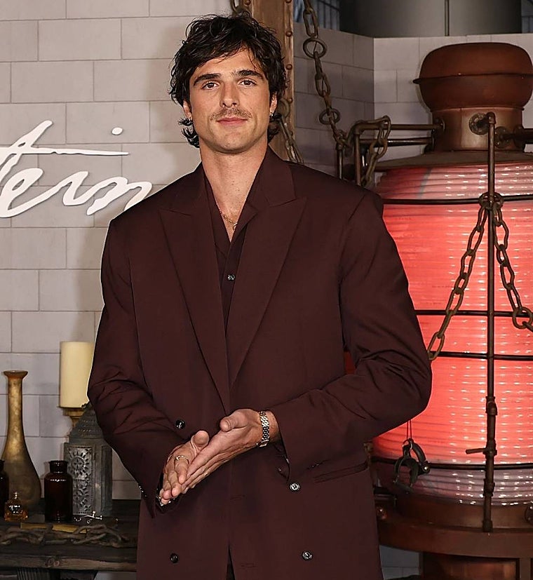Jacob Elordi durante la promoción de Frankestein con el Cartier Panthère
