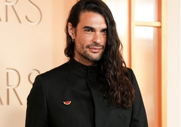 Oliver Laxe, de negro impecable y con un guiño a Palestina