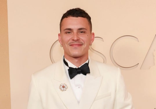 Arón Piper con bigote incipiente en los Oscar 2026.