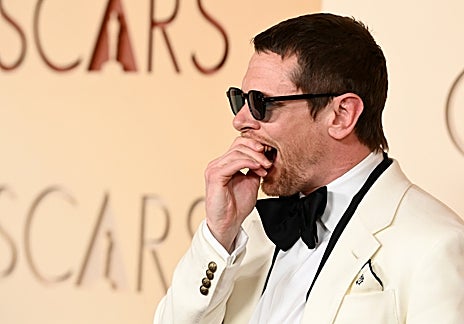 Los dientes de vampiro de Jack O'Connell en la gala de los Oscar