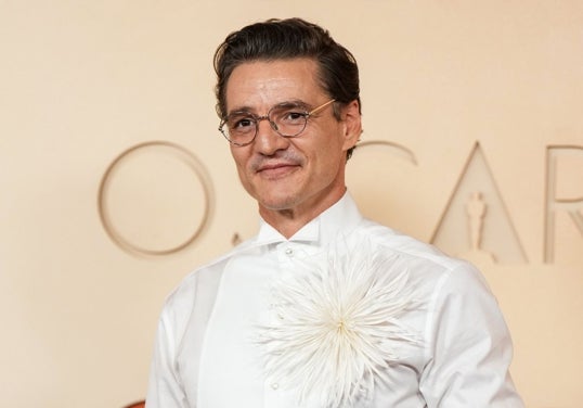 Pedro Pascal con bigote sombreado.