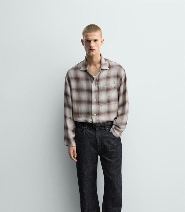 Camisa de cuadros bolsillo de Zara: 39,99 €.