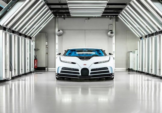 Imagen del décimo y último Bugatti Cientodieci producido, entregado en diciembre de 2022.