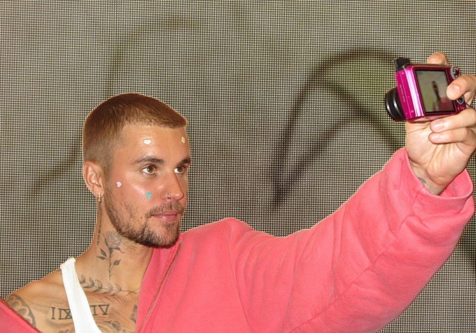 Justin Bieber con los parches de su colección cápsula para Rhode.