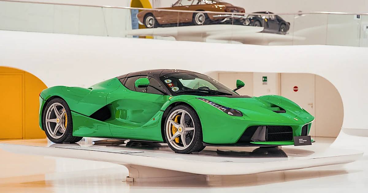 Un Ferrari LaFerrari verde y otros deportivos  de lujo de colores sorpredentes