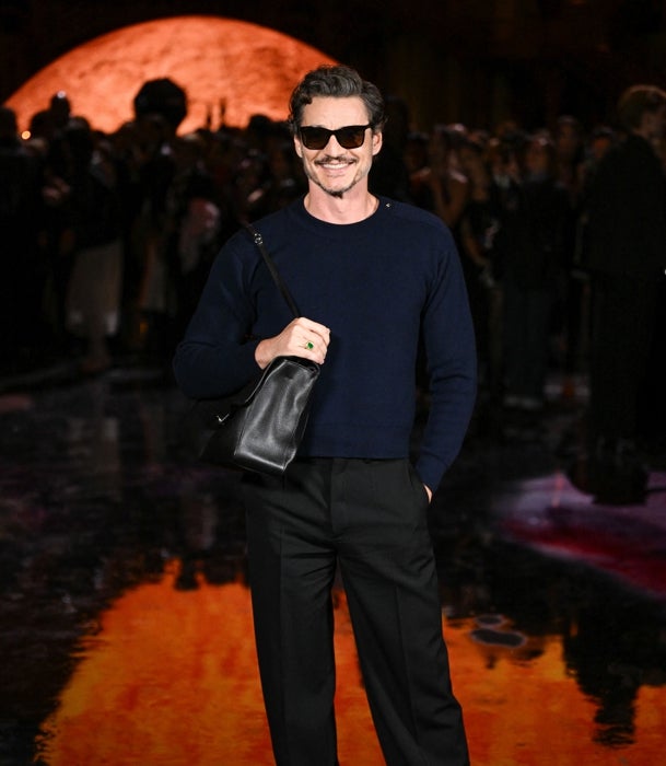 Pedro Pascal en el desfile de Chanel