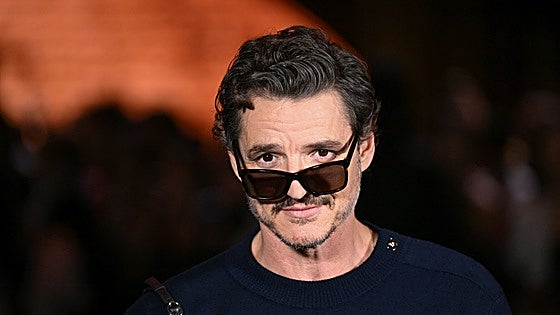 Pedro Pascal se alía con Chanel como nuevo embajador de la marca
