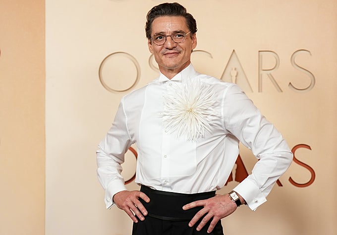 Pedro Pascal vestido de Chanel en los últimos Premios Oscar