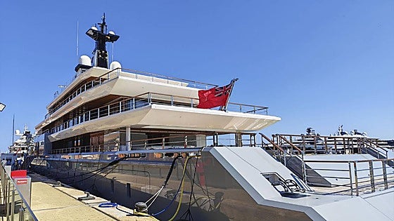 El superyate de 250 millones de Steven Spielberg se pone a punto para el verano en Tarragona
