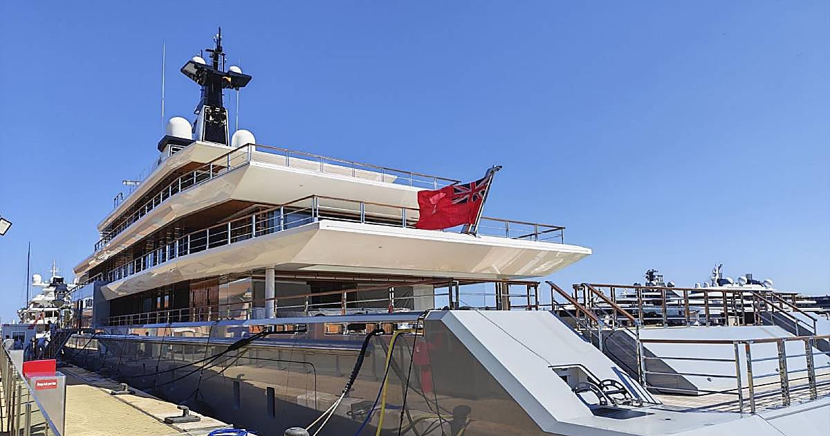 El superyate de 250 millones de Steven Spielberg se pone a punto para el verano en Tarragona