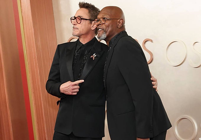Robert Downey Jr. con Samuel L. Jackson en la gala de los Oscar de 2025.