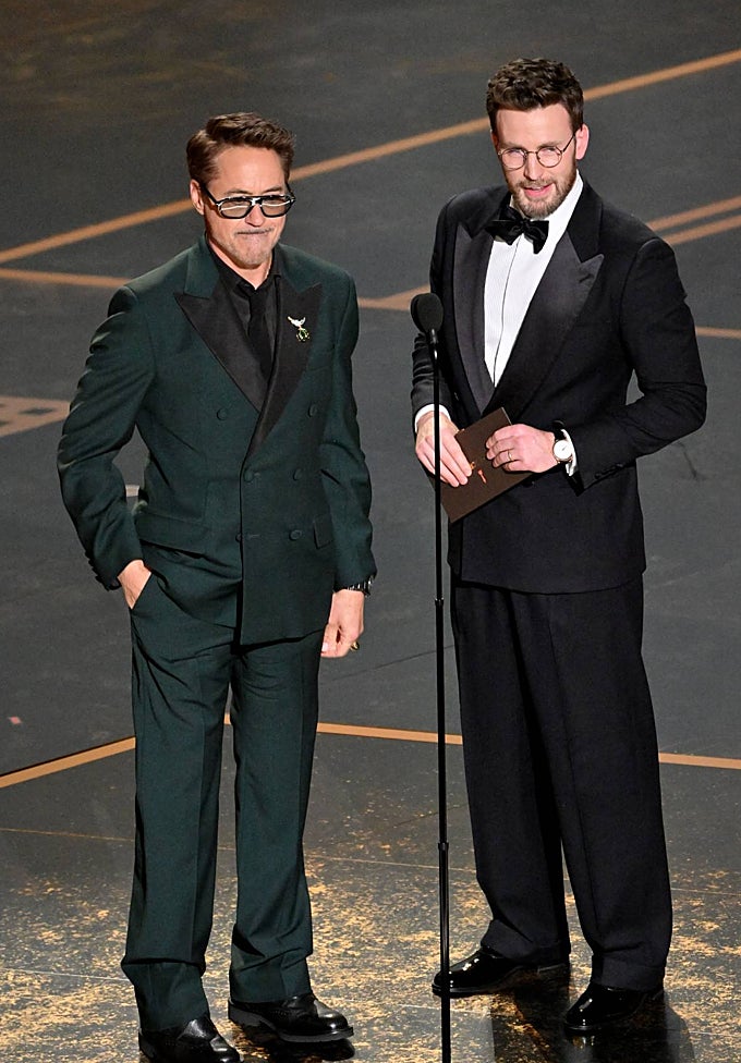 Robert Downey Jr. con Chris Evans en la gala de los Oscar de 2026.