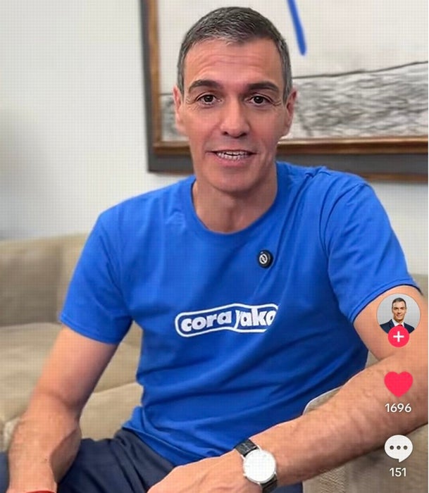 Pedro Sánchez con camiseta del grupo Cora Yako